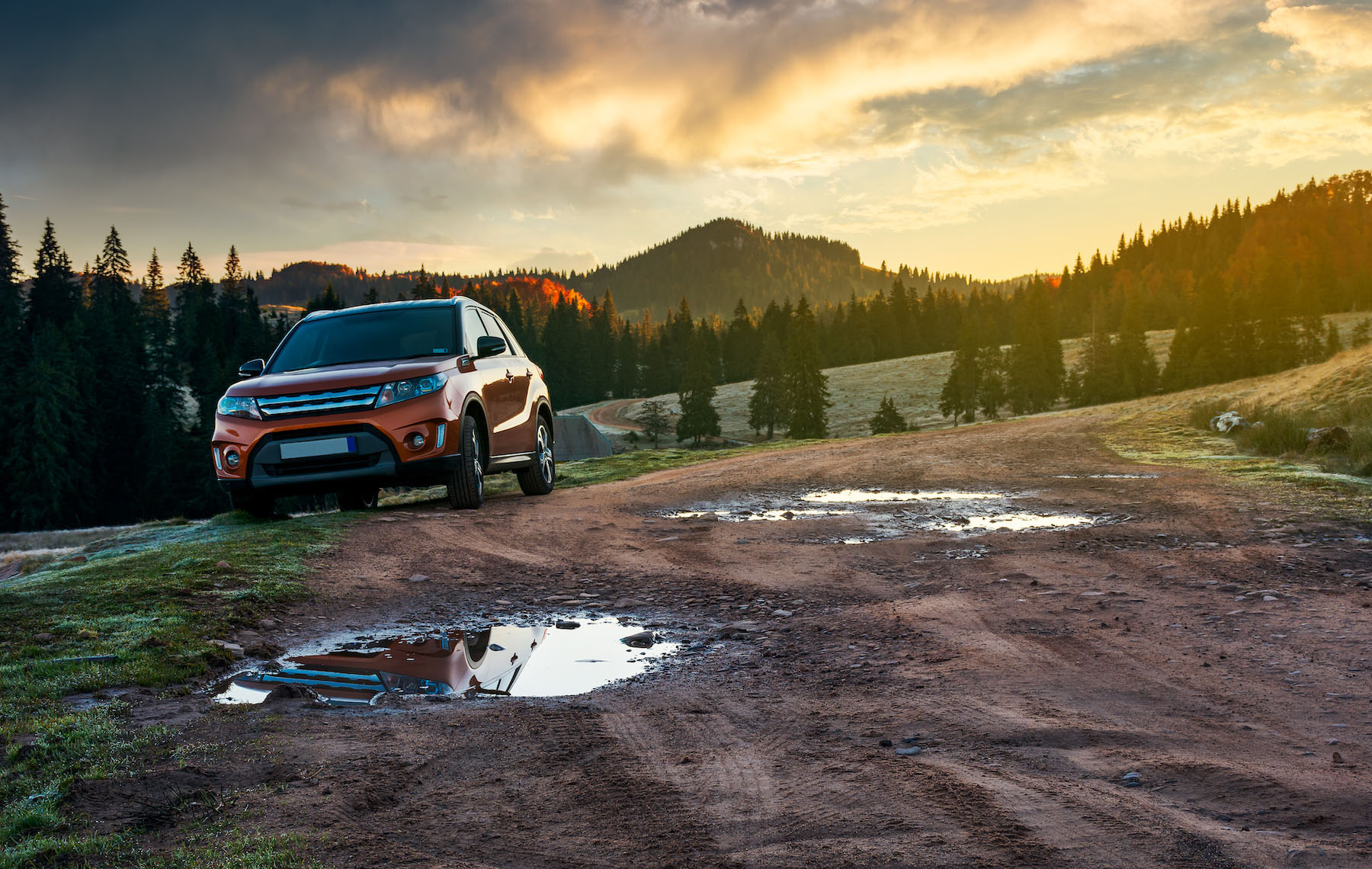 驾车穿过黄昏的山