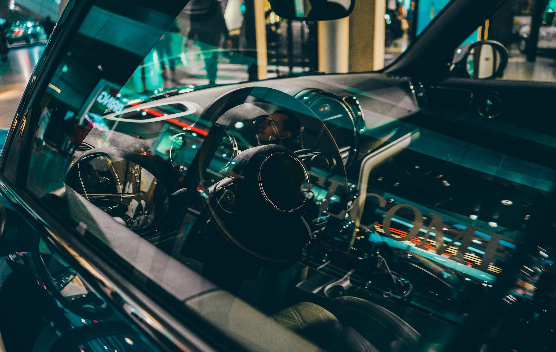 在方向盘上看一辆汽车，从外面衡量