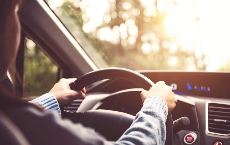 用手在方向盘上行驶的人