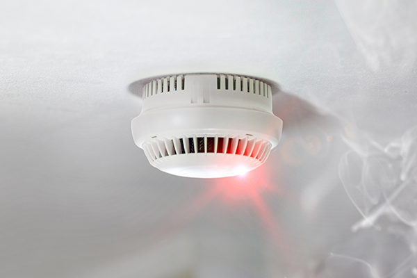 烟雾探测器，烟雾和红灯