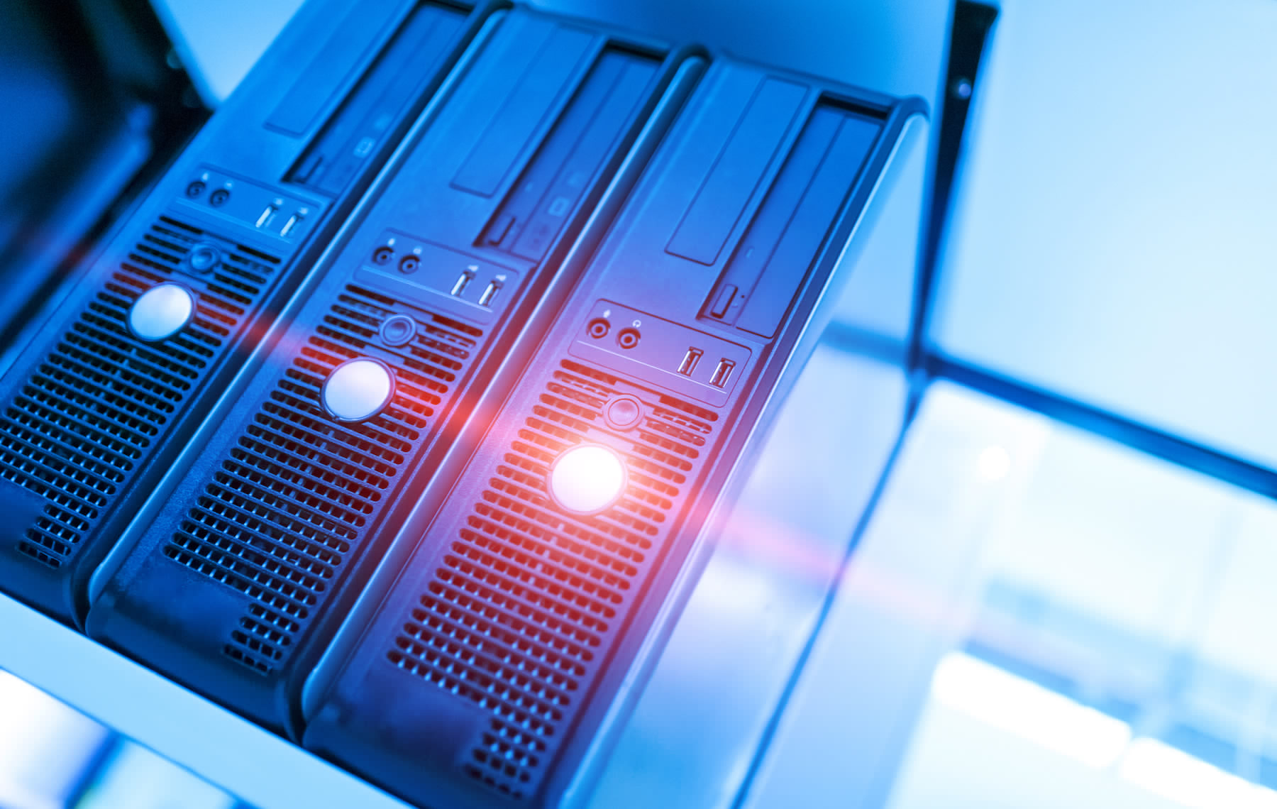 灯光下的服务器照片