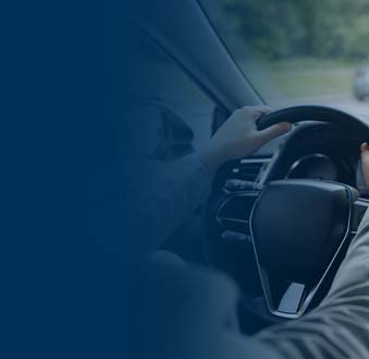 双手在方向盘上的人